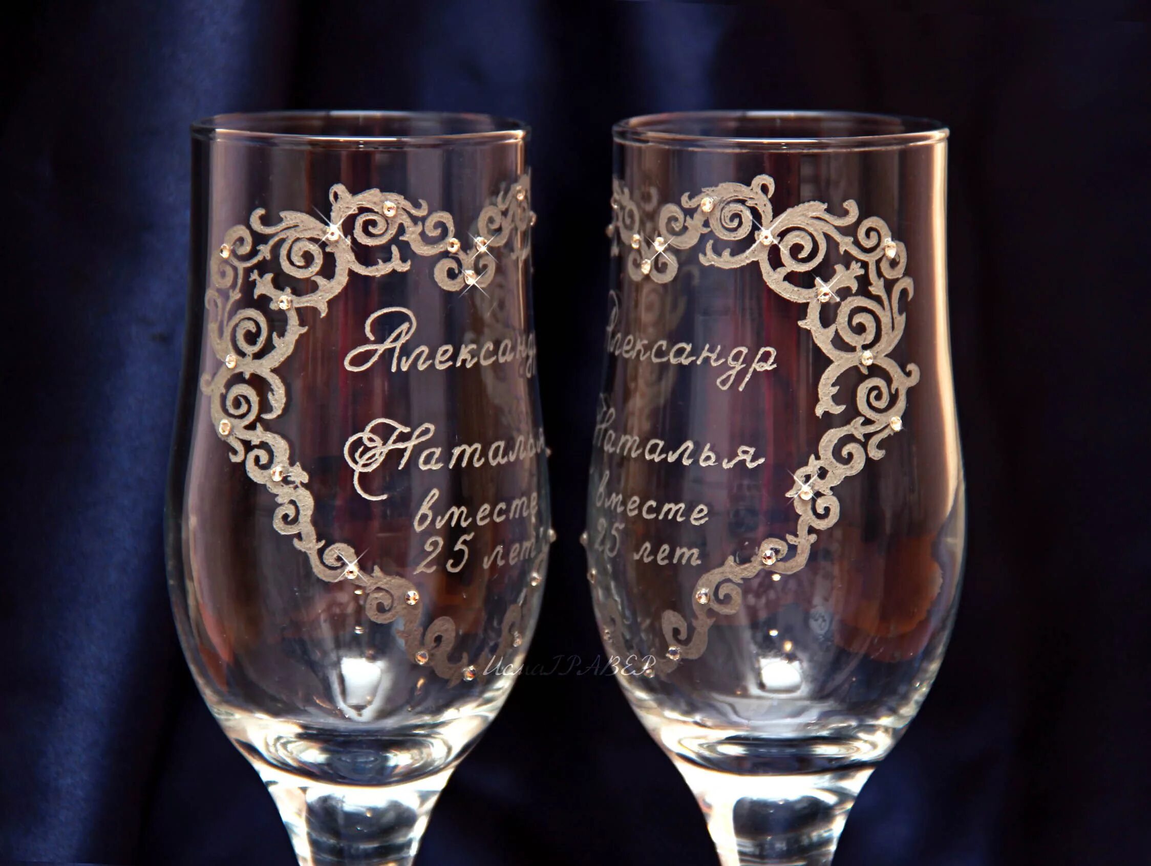 Бокалы с необычной ножкой. Именные фужеры на свадьбу. Раскраска бокал. Бокал вина трафарет. Надписи на свадебных бокалах.