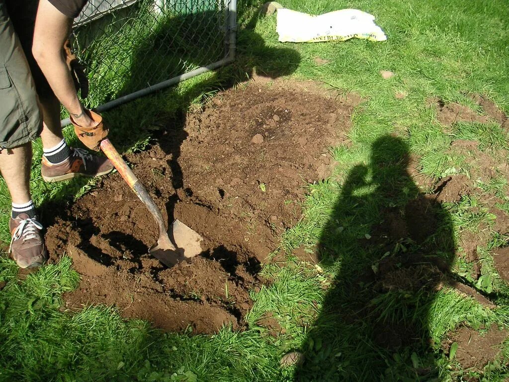 Digging на русском. Перекопка огорода. Копать огород. Копать грядки. Инструмент для перекопки земли на даче.