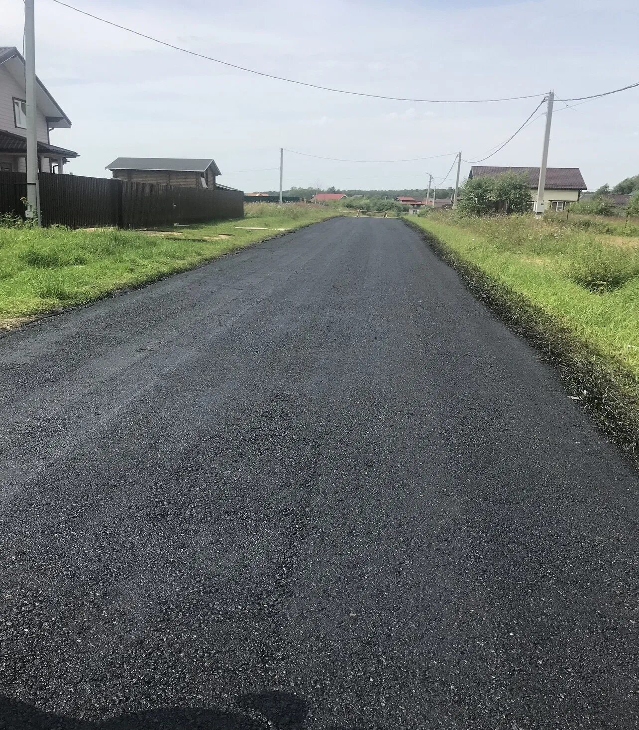 Укладка асфальтовой крошки в москве и московской. Асфальтная крошка. Укладка асфальтовой крошки. Укладка асфальтной крошки. Асфальтная крошка через год.