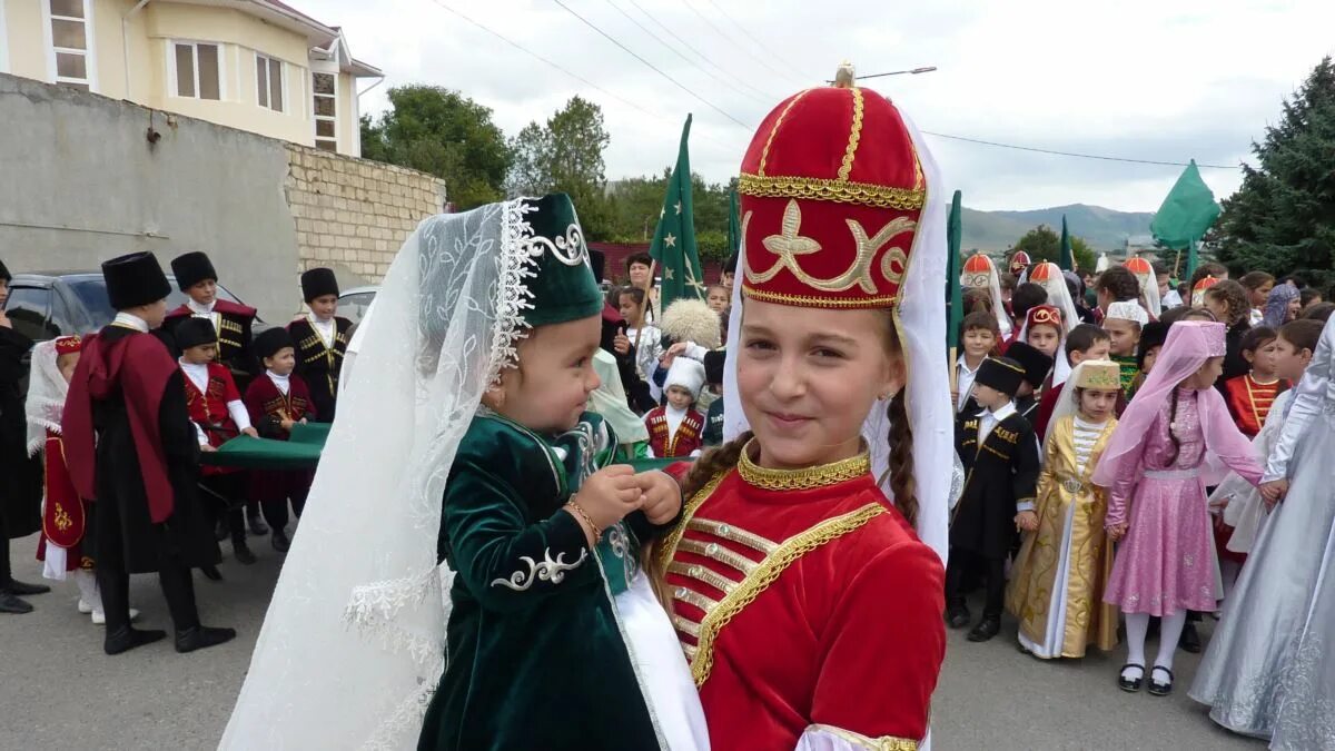 Черкесск село. Карачаево Черкесия нац костюмы. Карачаевцы Карачаево Черкессия. Национальная Карачаево Черкесии это. Карачаево-Черкессия столица.