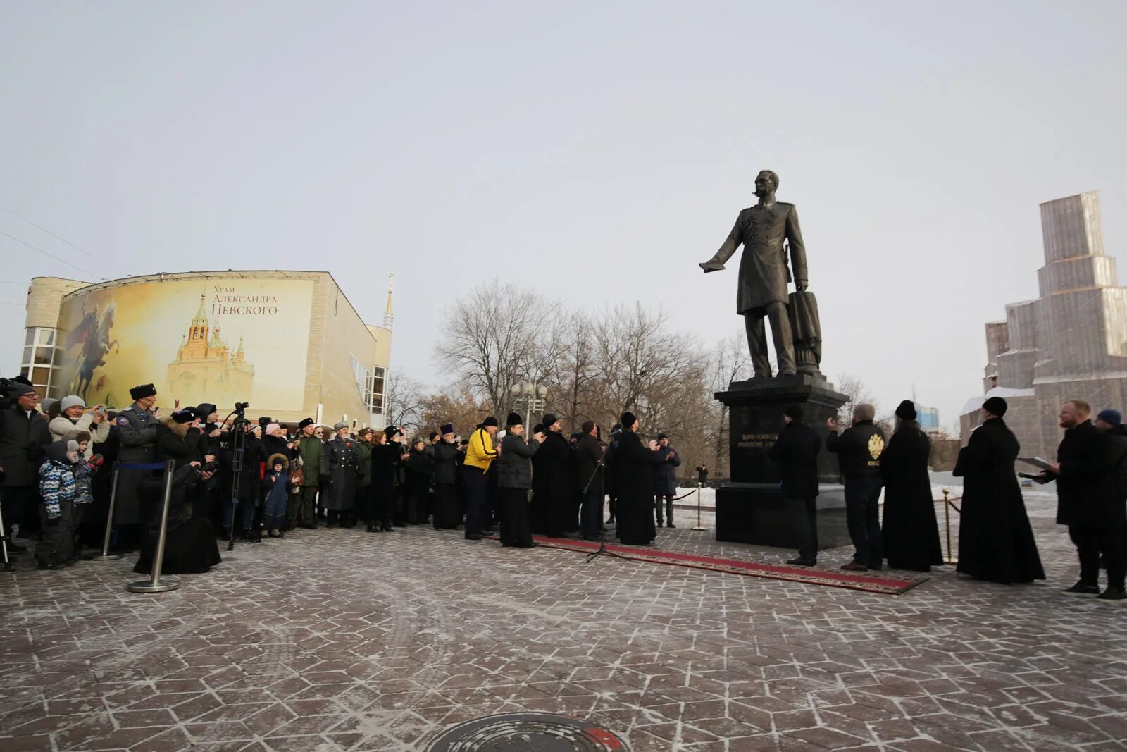 Открыли памятник александру. Памятник Александру 2 в Челябинске на алом поле. Памятник на алом поле в Челябинске Александру. Памятник Александру II В Челябинске. Памятник царю-освободителю Александру II на алом поле.