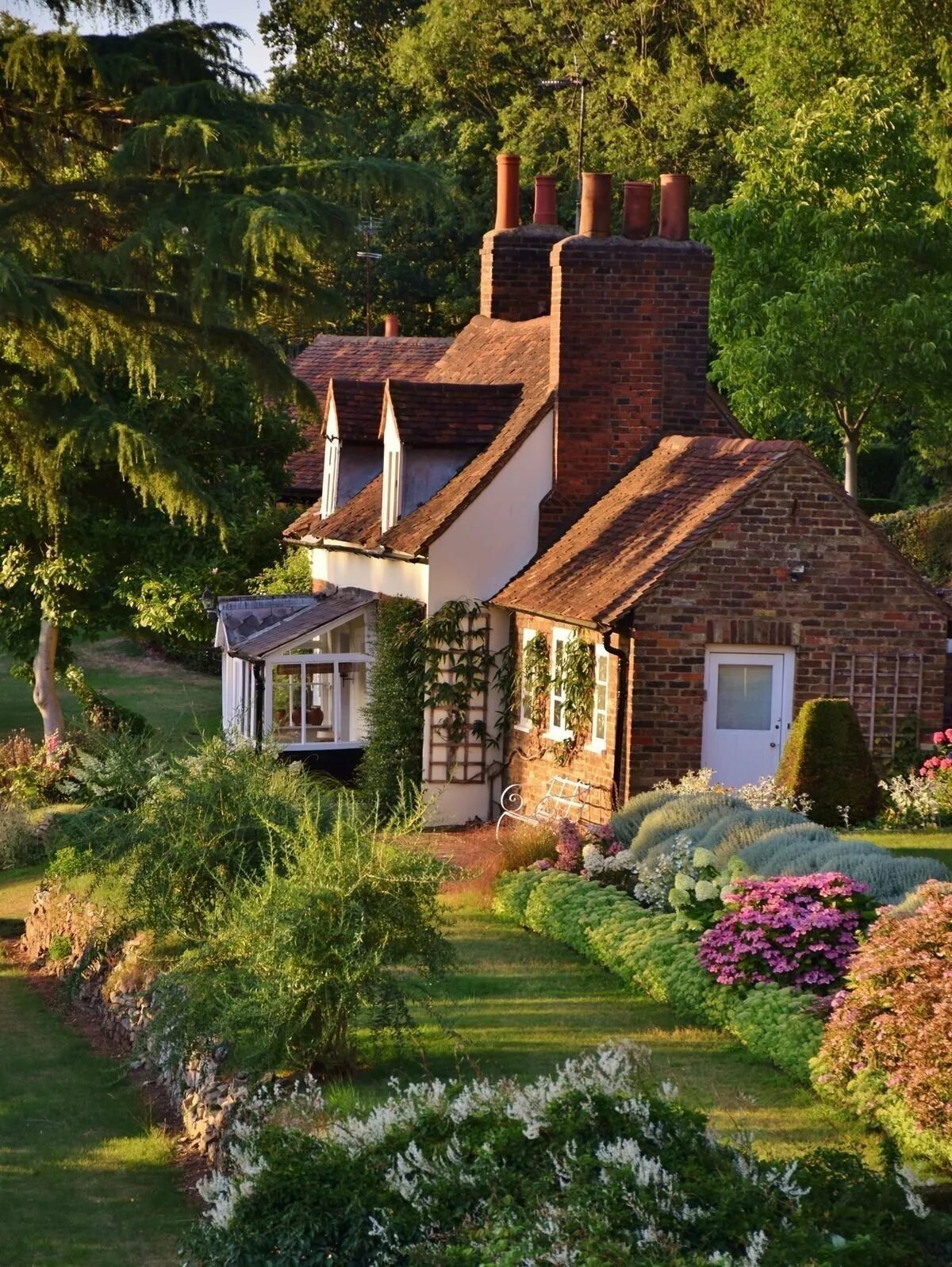 Английский дом картинки. Кантри Гарден. Красивый домик. Уютный домик. Красивый уютный домик.