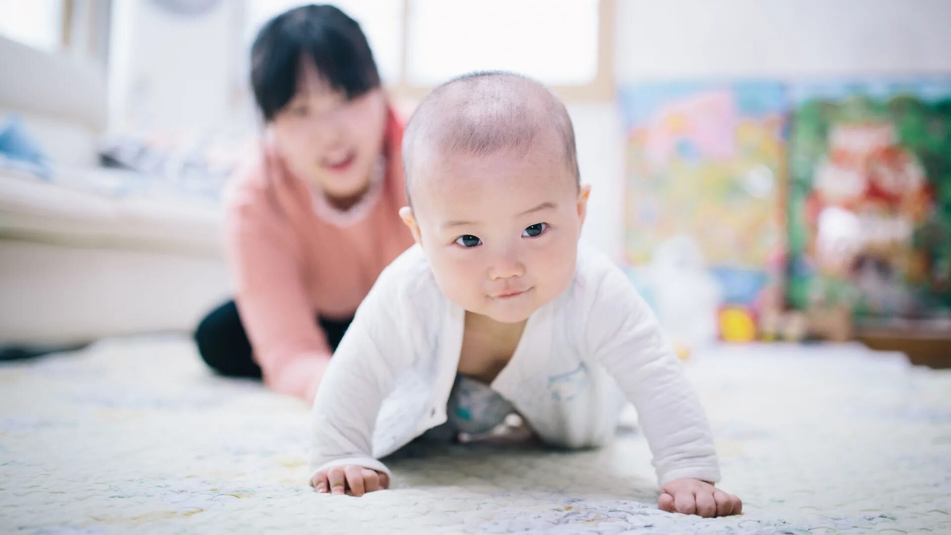 Ребенок ползает. Глаза новорожденного китайца. Wallpaper korean Baby. Japan New born. Ребенок бай