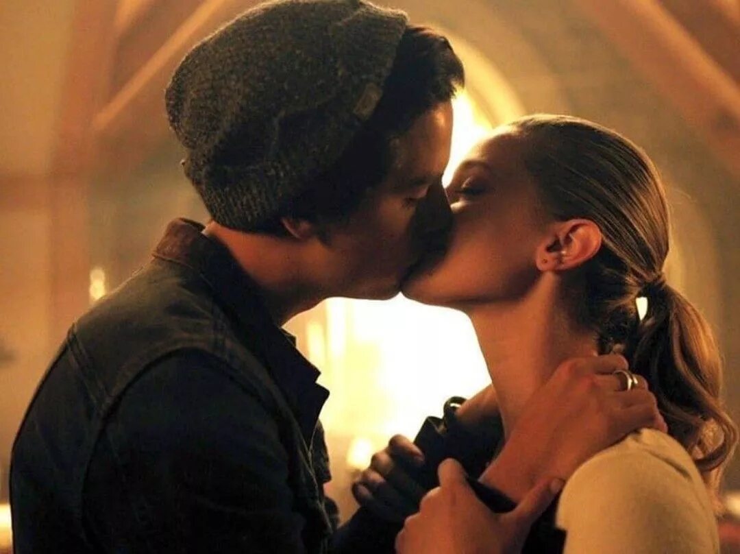 Полли купер ривердейл эстетика. Шерил блоссом ривердейл кадры. Ривердейл шерил и купер. Бетти педрацци. Ривердейл вероника поцелуй.