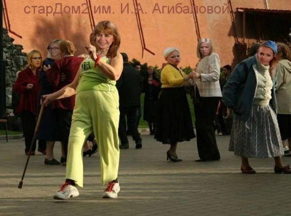 Полная готовность плясать. Бабушка танцует. Старушки на танцах. Танцующие бабушки. Бабки пляшут.