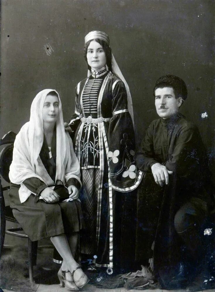 Абазины карачаево-черкессия. Абхазы черкесы абазины. Адыги абхазы и абазины. Абазины национальный костюм. Абаз народ.
