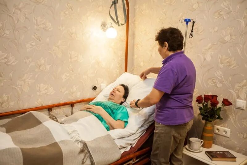 Реабилитация лежачих больных. Реабилитация после инсульта для лежачих больных. Комната для тяжелобольного пациента дома. Хоспис дом инвалидов для лежачих.