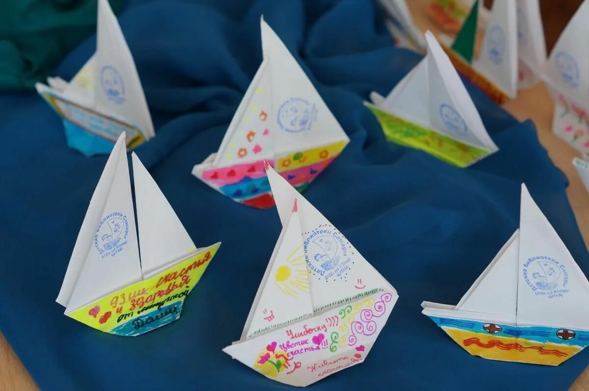 Кораблик с пожеланиями. Бумажный кораблик с пожеланиями. Кораблик из бумаги поделка в садик. Выставка кораблики в детском саду.