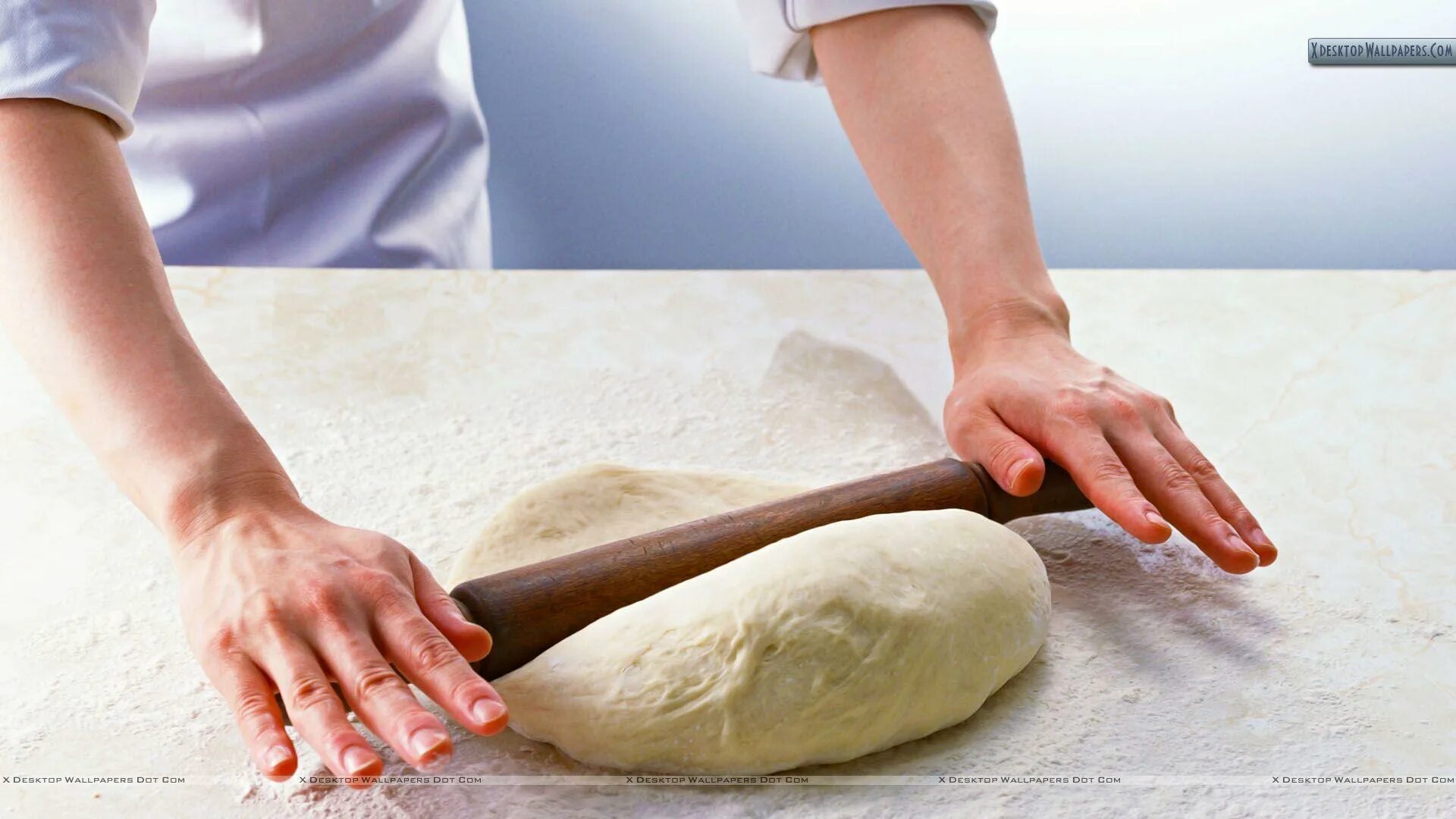 Вымешивать тесто. Руки месят тесто. Месить тесто. Тесто. Лишило тесто.