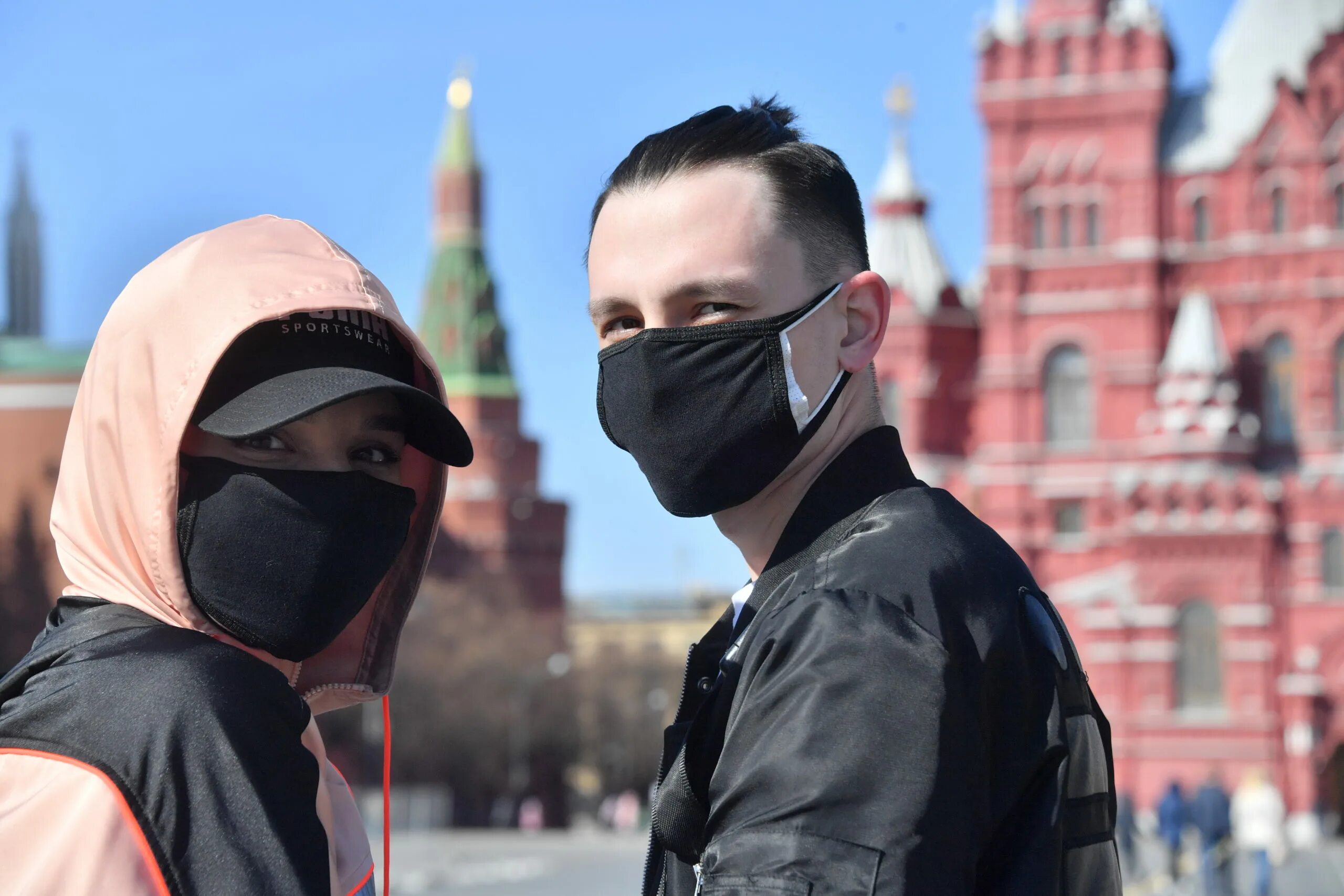 Люди в масках на улице зима. Москва улица маска. Люди в масках на красной площади. Москва улица маска. Люди в масках на улице.
