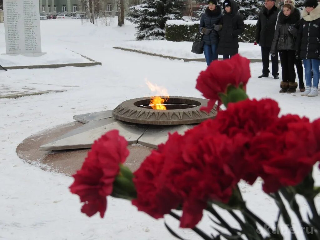 Чтим память погибших героев Ленинск-Кузнецкий. Памятник Дума солдата город Октябрьский. Думы солдат Октябрьского Башкортостан. Герои память которых чтут в Октябрьском районе Челябинской области.