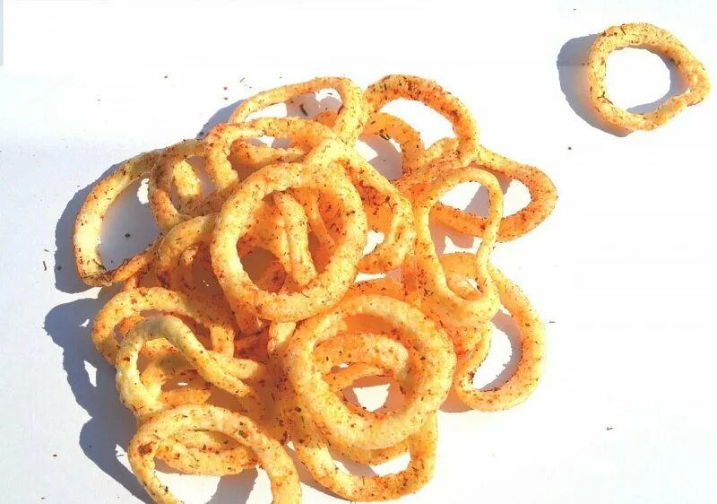 Луковые кольца сладкий чили. Кольца чипсы. Кольца чипсы. Кдв minifree луковые кольца 45гр. Снеки картофельные "луковые кольца" чили 200 гр.