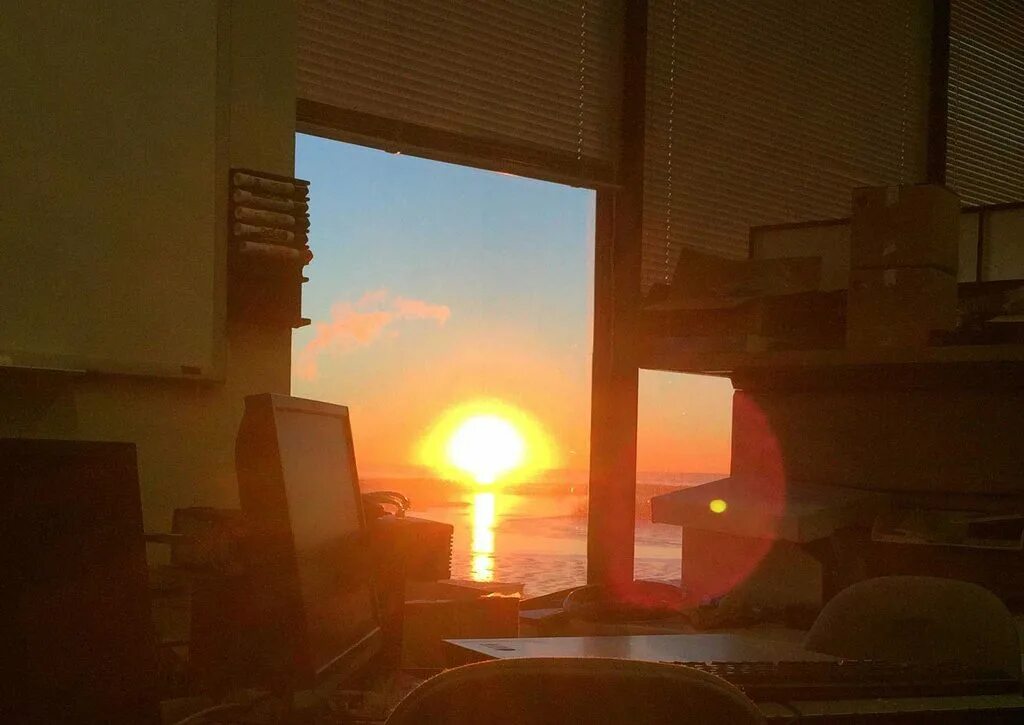 Sun open windows. Sunrise out window. sun rising through vapour. open window. cursed blackout at sunrise.