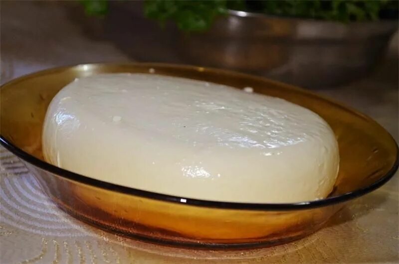 Рецепт приготовления домашнего сыра. Сыр сулугуни молочный. Сыр сулугуни рассольный. Сыр сулугуни домашний. Грузинский сыр сулугуни.