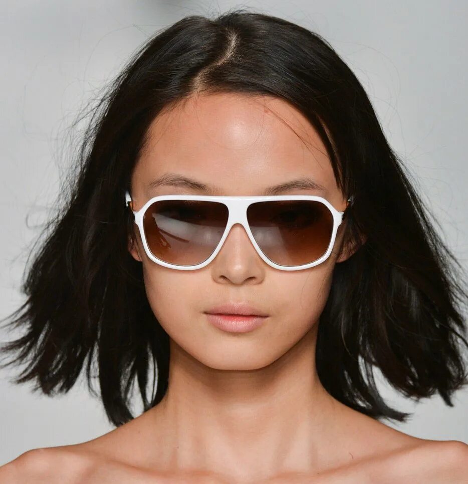Темные очки фото. Очки для брюнеток. Каре с очками. Девушка брюнетка в очках от солнца. Очки прямо.