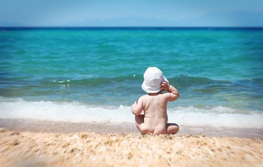 Ребенок до года на море. Малыш на море. Мальчик на море. Малыш на пляже. Дети на море.