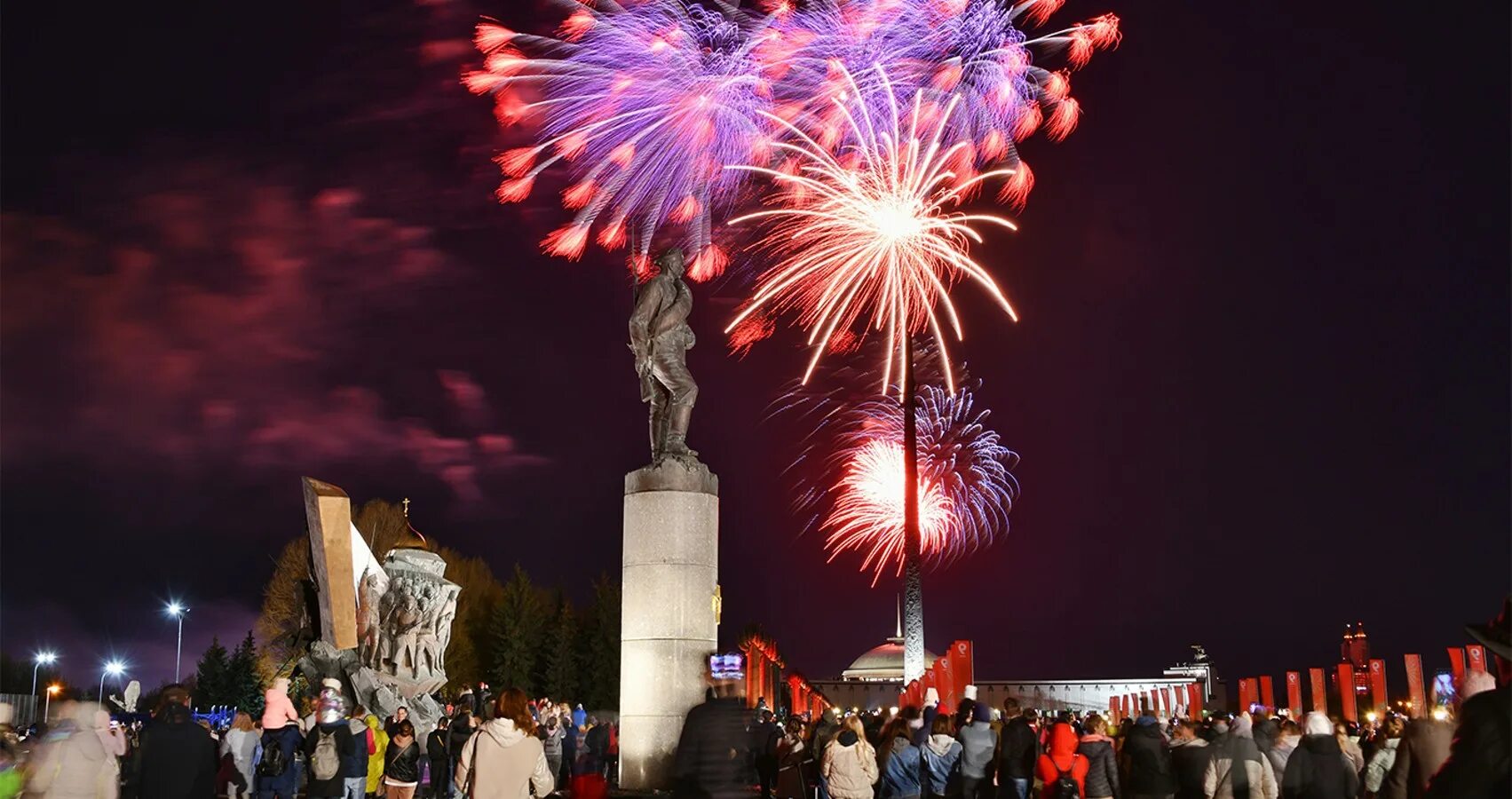 Где будет салют в москве 2024. Салют на Поклонной горе. Салют парк Победы 2022. Салют Победы на Поклонной горе. Поклонная гора салют.