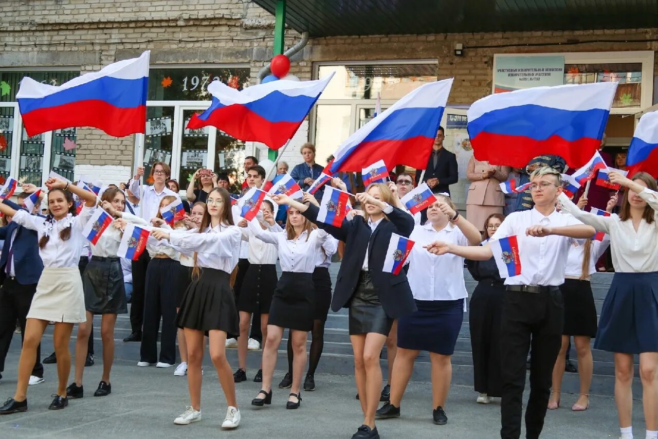 Россия 1 открытие школы. Массовые мероприятия. Флаг на линейке РФ В школе. Школьники с флагом России. Молодежь.