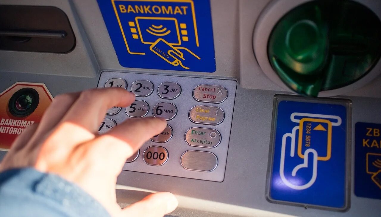 Банкомат принимает 10 рублевые. Банкомат. Карта в банкомате. Деньги в банкомате. Банкоматы.