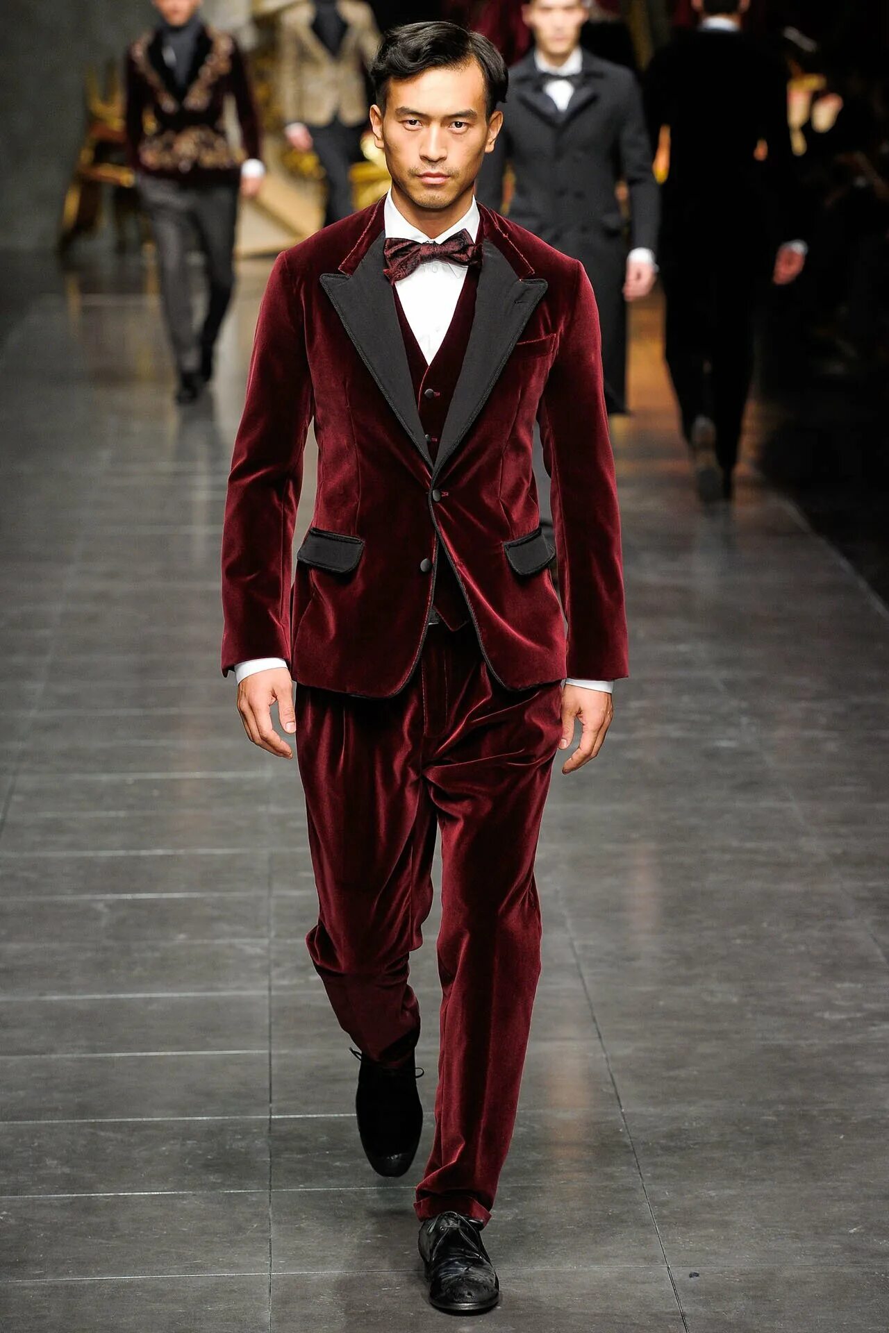 Мужской костюм тренд. Бархатный смокинг Dolce Gabbana. Бархатный костюм мужской. Модные костюмы для мужчин. Вельветовый костюм мужской.
