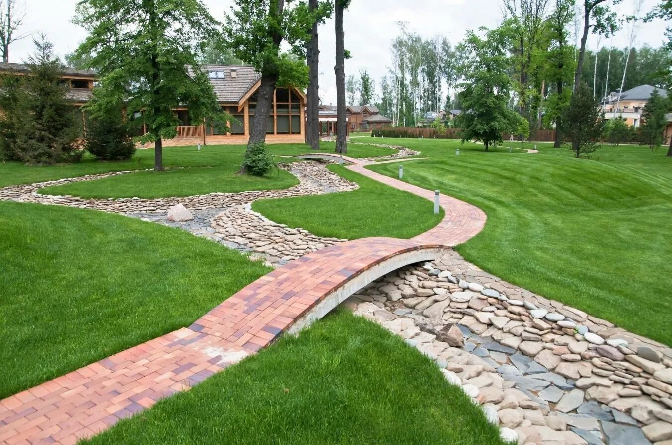 Дорожка в сад. Плитняк для мощения дорожек. Тропинки в саду. Красивые дорожки на даче. Много дорожек.