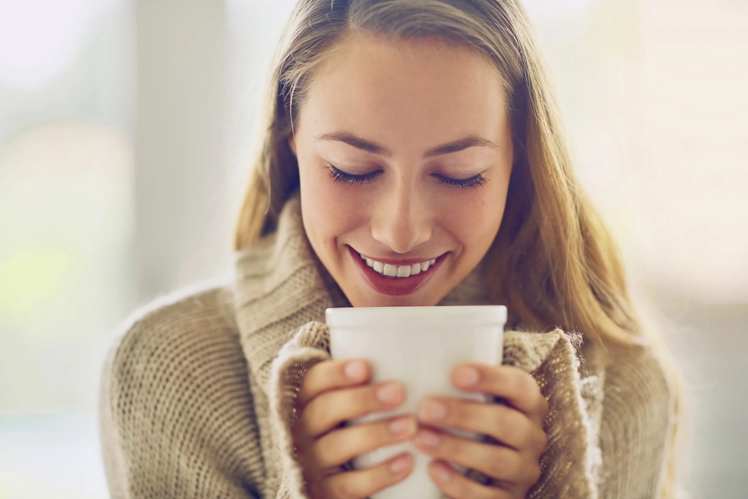 I drink coffee the morning. Кофе улыбается. Женщина с кофе. Наслаждение от кофе. Женщина пьет чай.