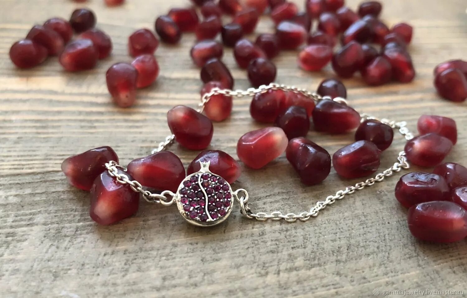 Гранат лэмпворк. Санлайт гранат брошь золото. Бижутерия с гранатом. Торт с гранатом декор. Бусы уральские самоцветы ссср гранат.