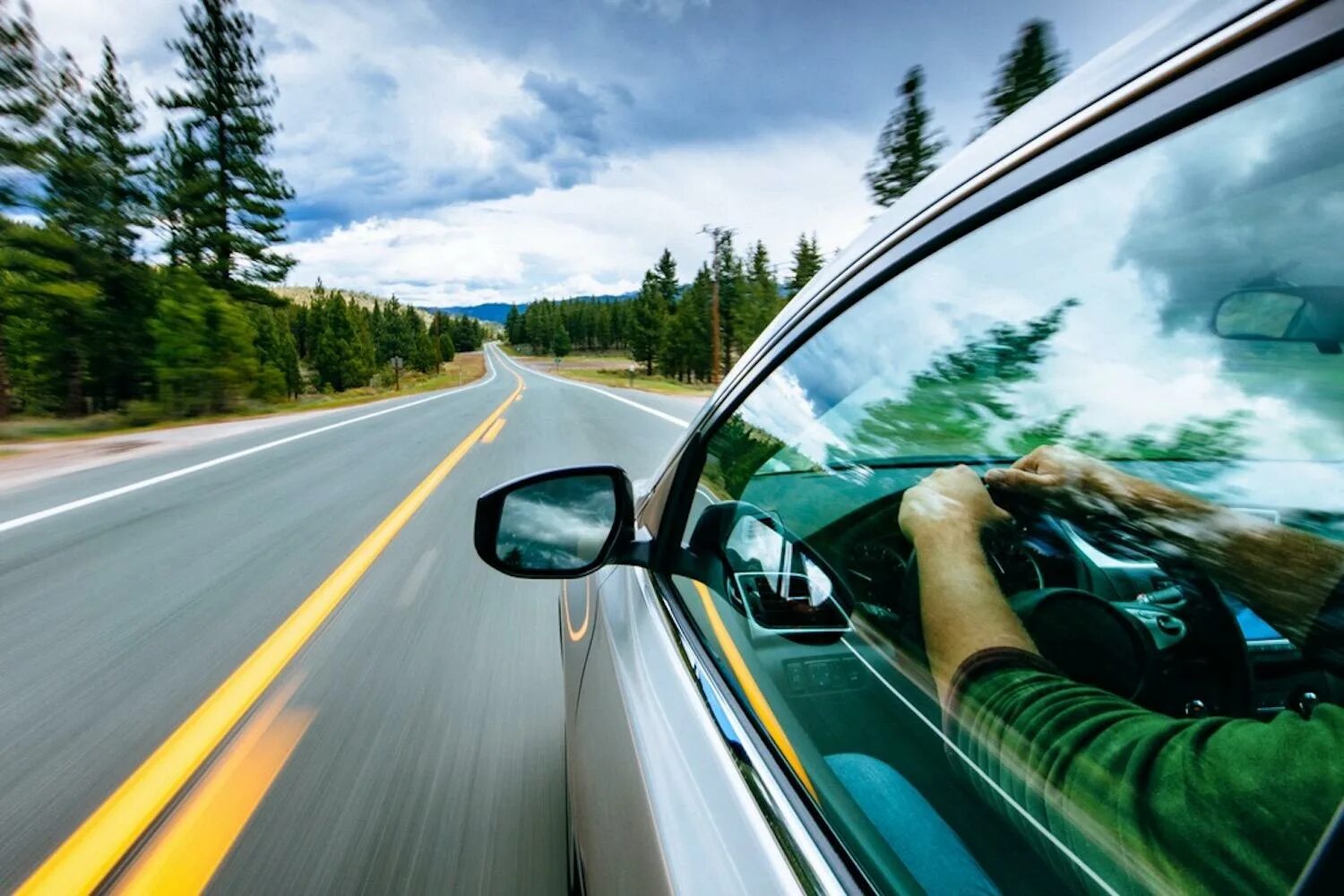 Driving perspective. Счастливого пути зима. Долгий путь на машине. Вид из окна автомобиля. Машина на дороге.