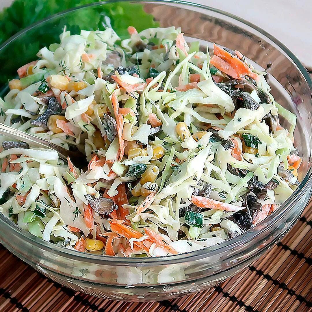 Курица с овощами капустой. Витаминный (капуста, перец, огурец, морковь) 100г - 35р. салат с капустой. салмт тзсаежей капусты. салат с капустой и морковкой.