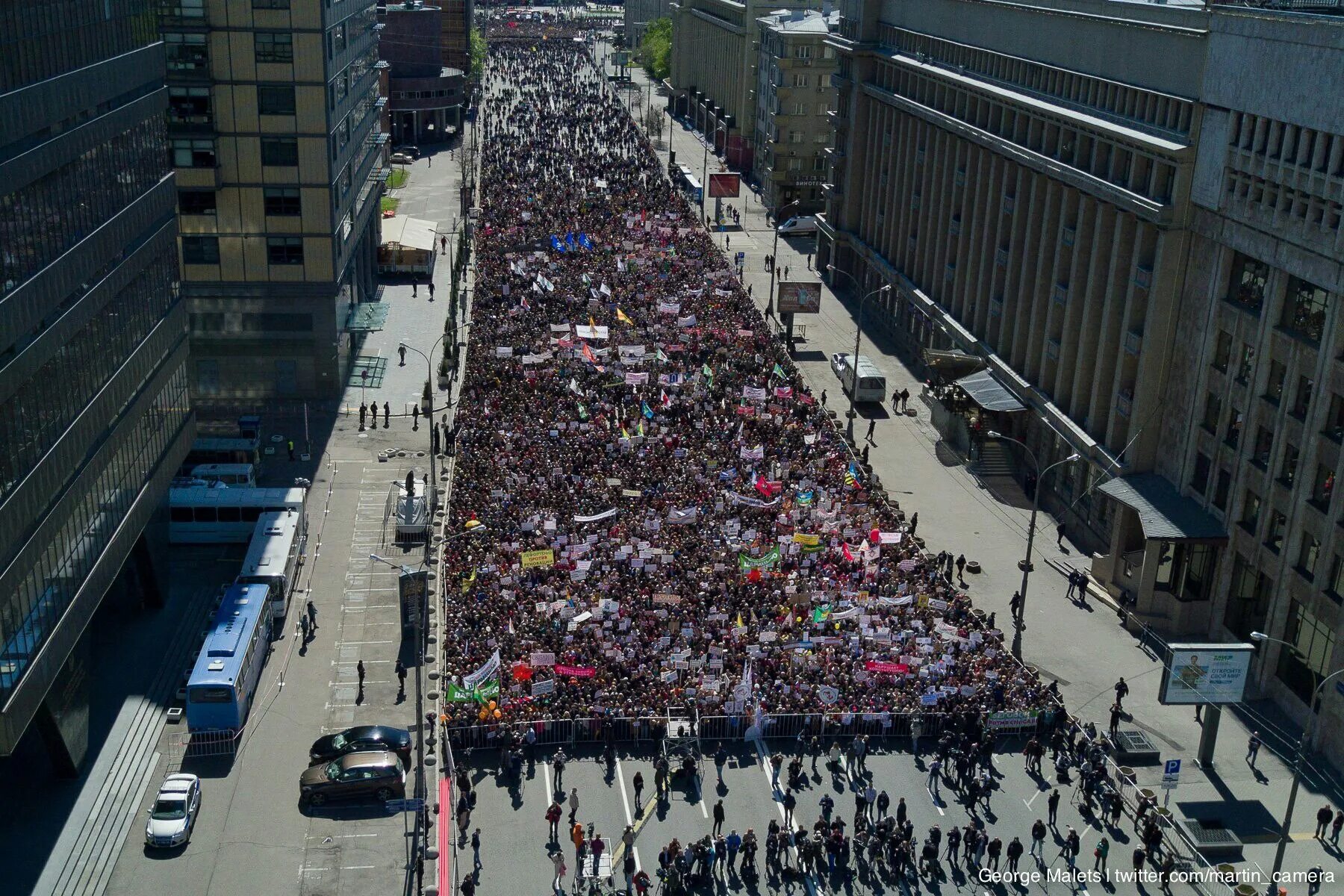 И даже тысяч человек которым. Митинги в Москве вид сверху. 10 Тысяч человек. 20 Тысяч человек. Десять тысяч человек.