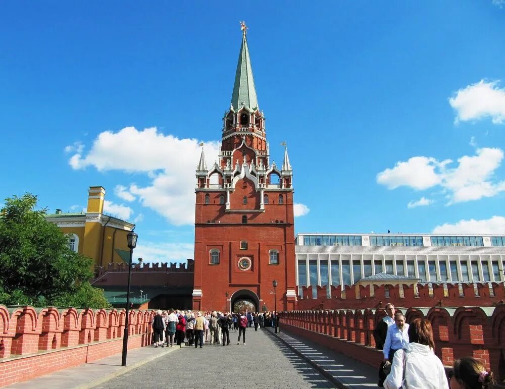Достопримечательности башен кремля. Троицкая башня в москве. москва кремль троицкая башня. ворота троицкой башни московского кремля. троицкая башня московского кремля внутри.