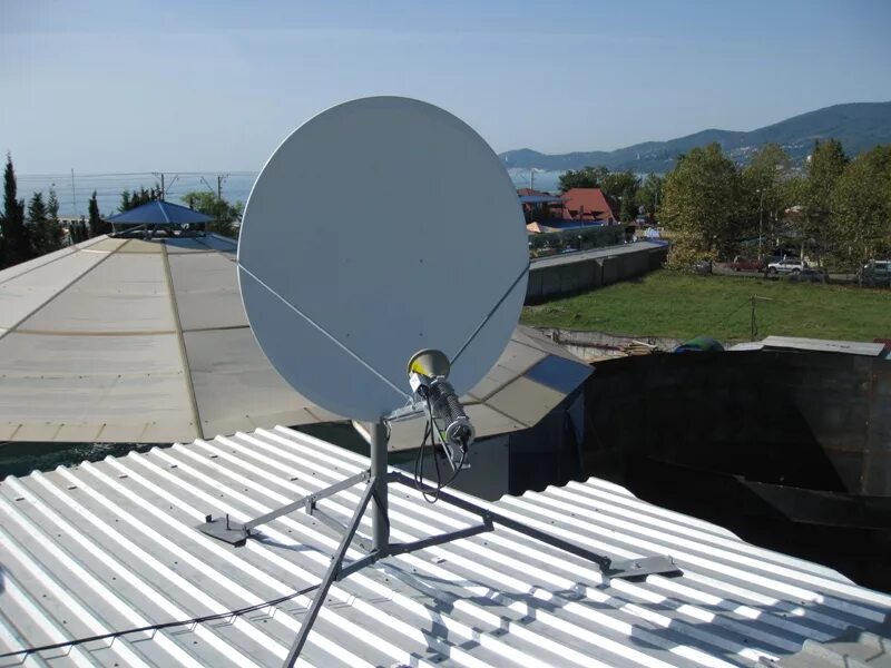 скоростной спутниковый интернет. спутниковая тарелка для интернета. спутниковая тарелка для интернета в частный дом. спутники для спутникового интернета. спутниковая тарелка радуга интернет.