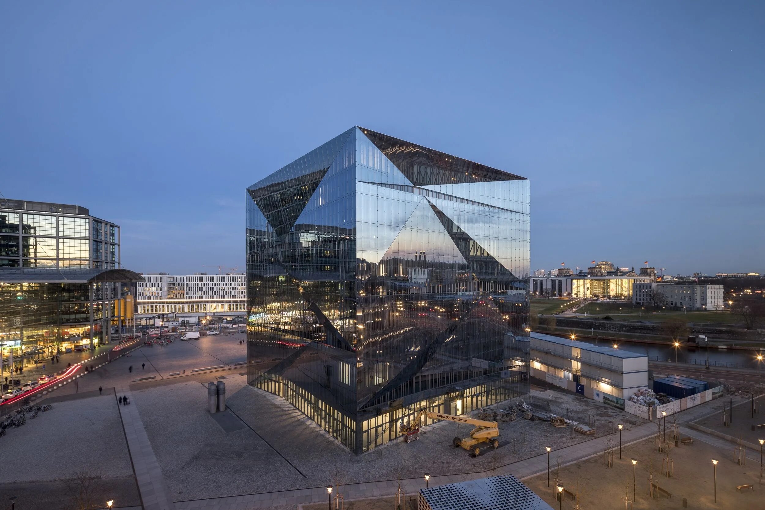 Здание формулировка. Cube берлин. здание куб в берлине. сити куб берлин. архитектура берлина здания.