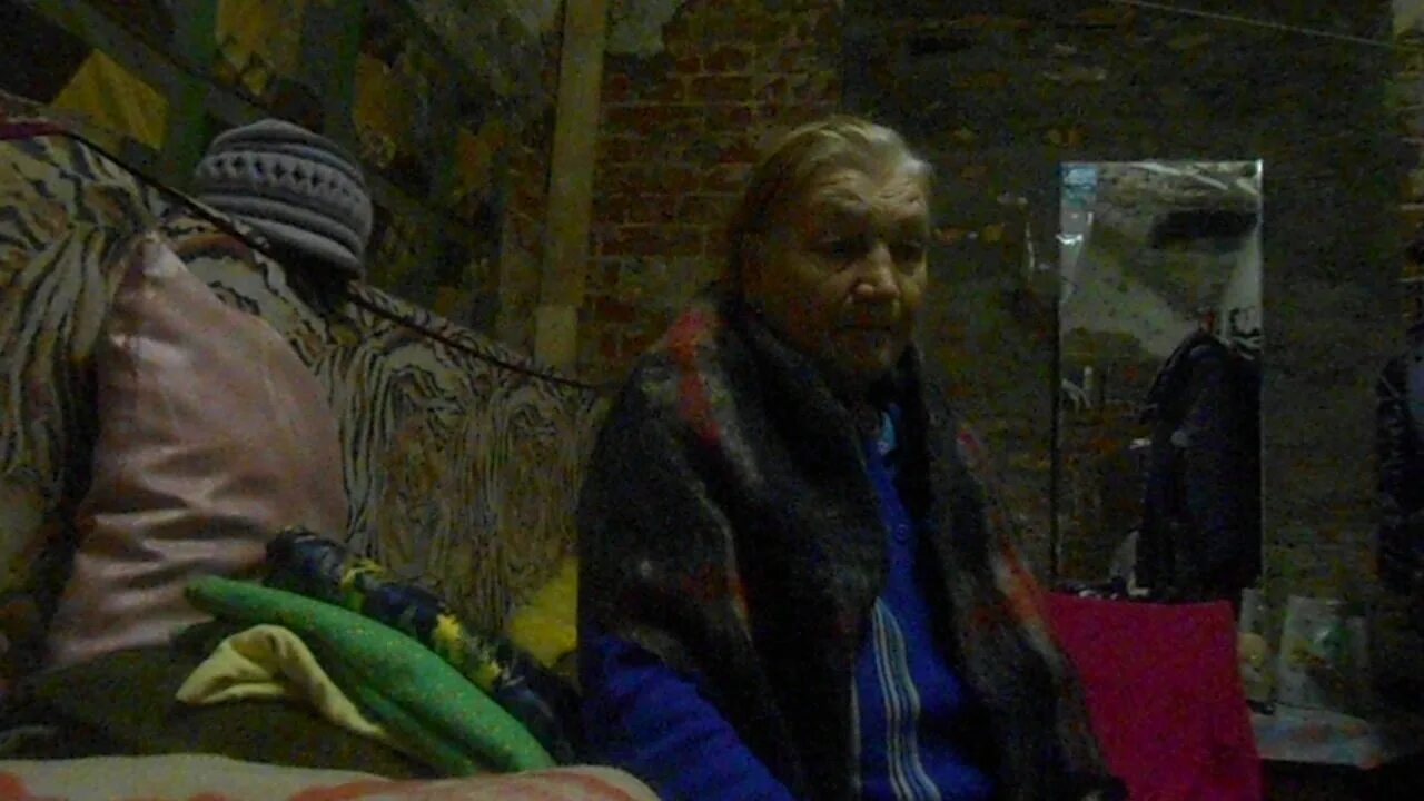 Это чай полиция. Внук выгнал бабушку из квартиры. Внук выгнал бабушку. Бабка кричит на остановке. Доротенко лидия ивановна.