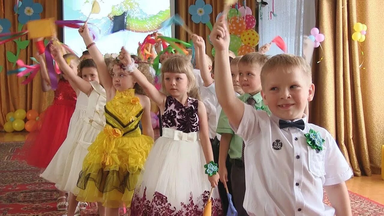 Видео выпускной детского сада песни. Выпускной в детском саду. Ленты на выпускной в детском садике. Дети на выпускном в детском саду. Цветочки на выпускной в садике.