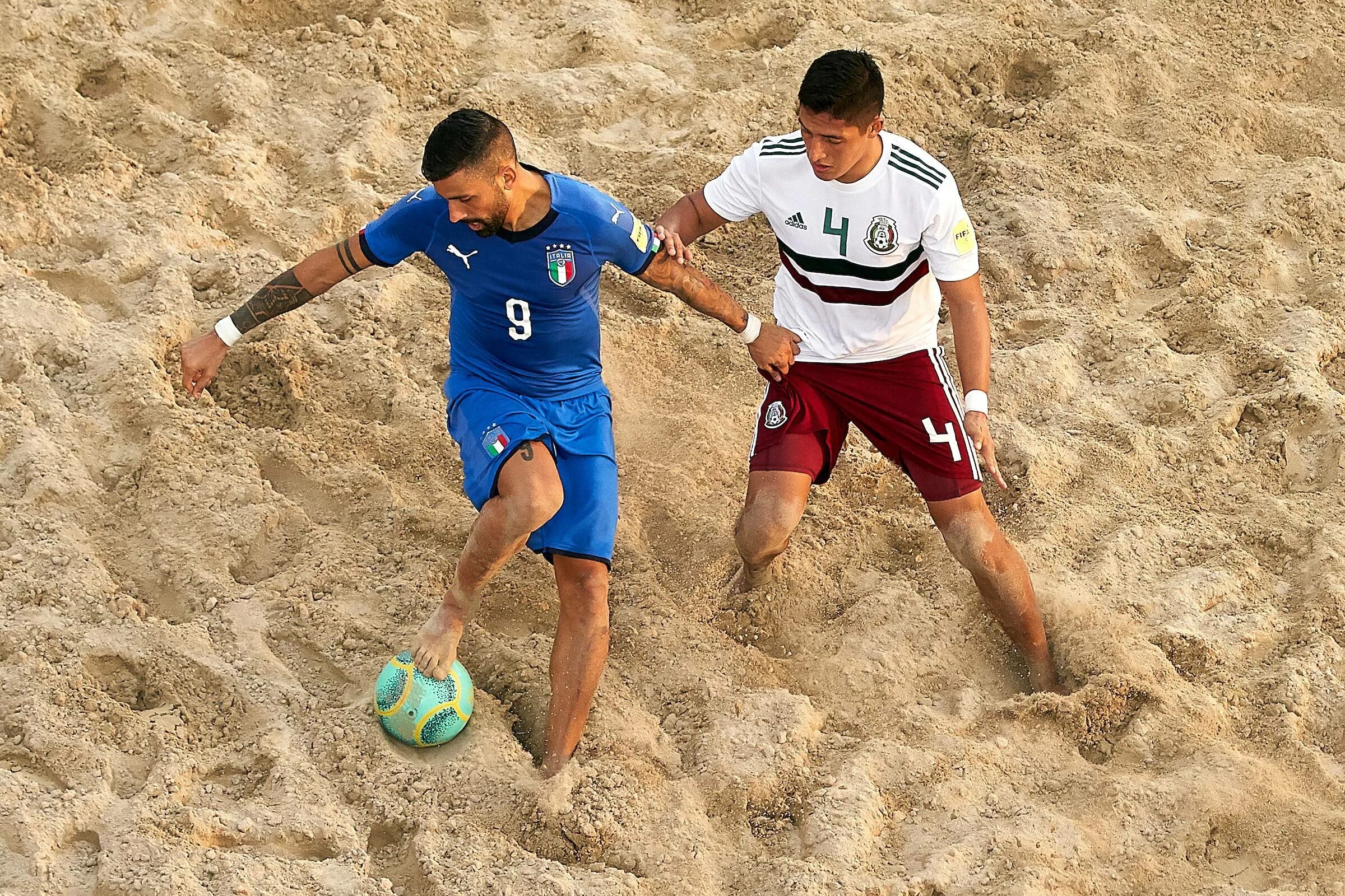 Пляжная вечеринка. Женская сборная испании по пляжному футболу состав. Игроки футбола. Пляжный футбол построение команды. Пляжная команда.