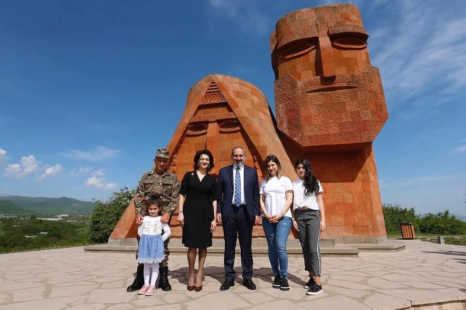 Новости арцаха в контакте. Татик папик Арцах. Арцахский народ. Арцахские женщины. Арцах Стронг.