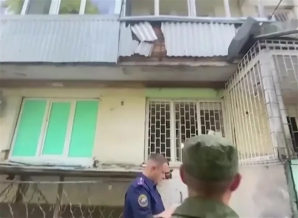 Взрыв в феодосии вчера. Часть в феодосии. 04. Происшествие в феодосии. Вид балкона с улицы в пятиэтажке.