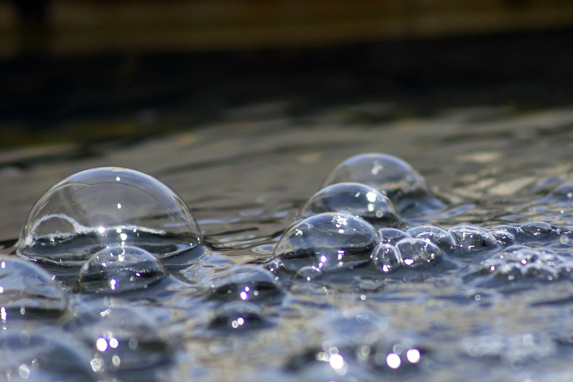 Пузыри в воде. Пузыри на поверхности воды. Пузыри на лужах. Дождевые пузыри.