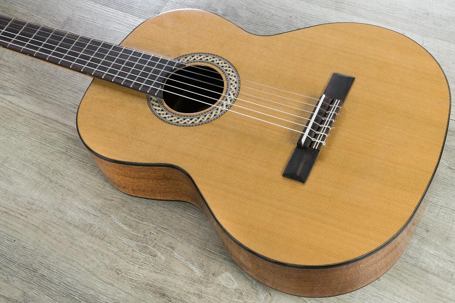 Гитара с нейлоновыми струнами. Kremona r65s-4/4 rondo soloist series. гитара kremona s65c soloist series классическая. kremona walnut guitar series model: w650. s53c sofia soloist series классическая гитара, размер 1/2, kremona.