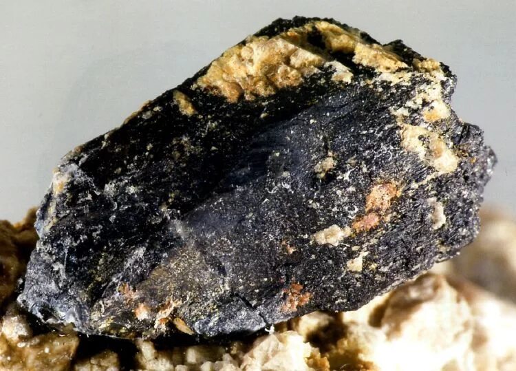 Ископаемых и т д. Колумбит-танталит. Колумбит минерал. Танталит минерал. Пегматит колумбит-танталит.