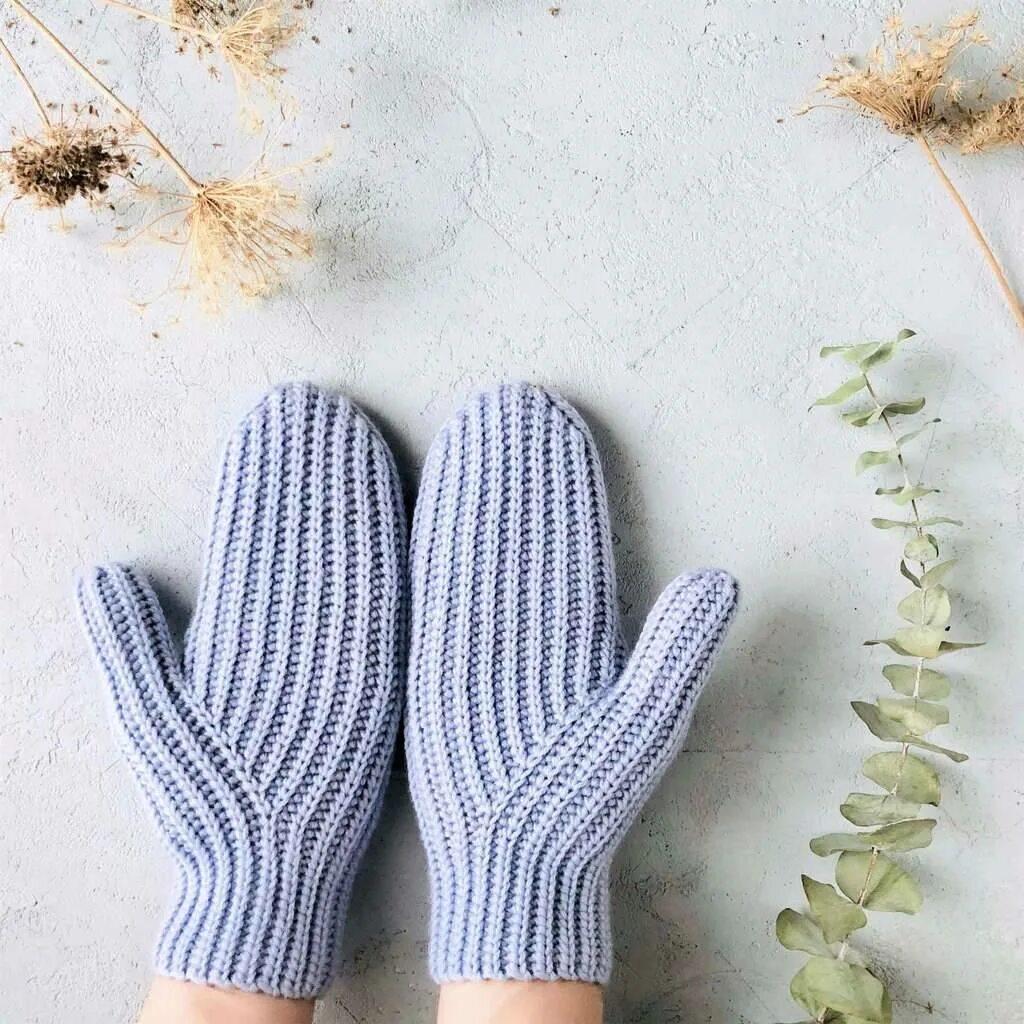 Вязаные рукавички крючком. Варежки крючком. вязание крючком варежки. вязаные варежки крючком. варежки крючком женские.