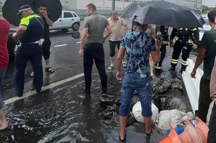 Сильные новости в москве. Ливень в городе. В Москве смыло людей. Ливень в Москве люди.