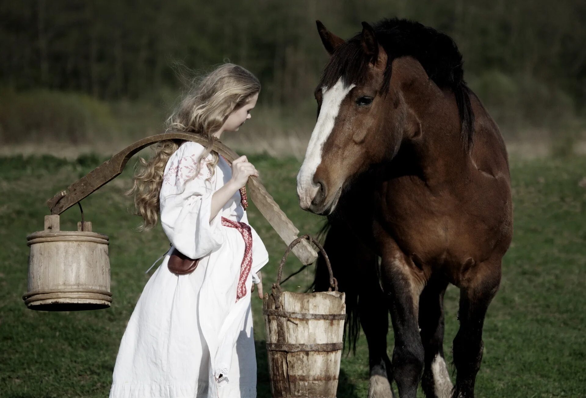 Фотосессия с лошадьми. Деревенские лошади. Женщина на лошади. Девушка с лошадью. Можно вывести из деревни