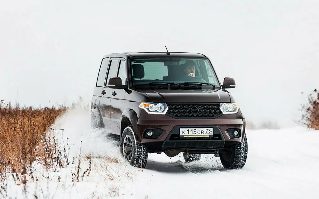 Дешевый полный привод. Сузуки Джимни и УАЗ Патриот. Suzuki Jimny УАЗ. Полноприводные машины бюджетные. Самый дешевый полный привод.