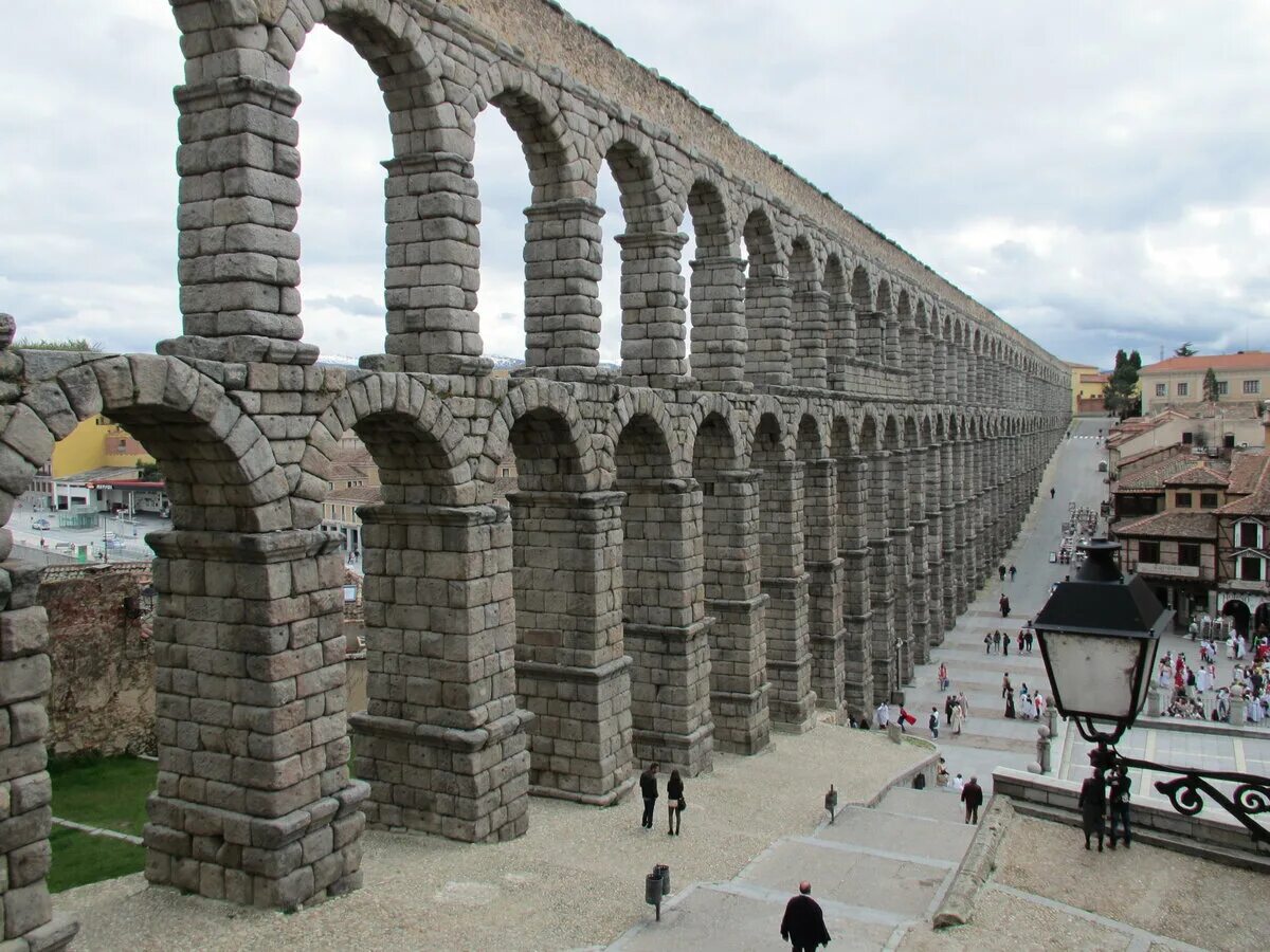 Акведук в Сеговии Испания. Акведуки в древнем Риме. Акведук Сеговии в древнем Риме. Акведук Римский водопровод.