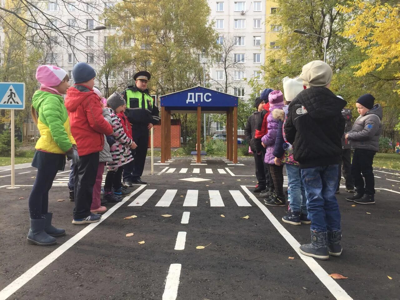 На одного пешехода меньше. Госавтоинспекция Москвы детям. Маленький пешеход. Картинка маленьким пешеходам. Школа маленького пешехода картинка.