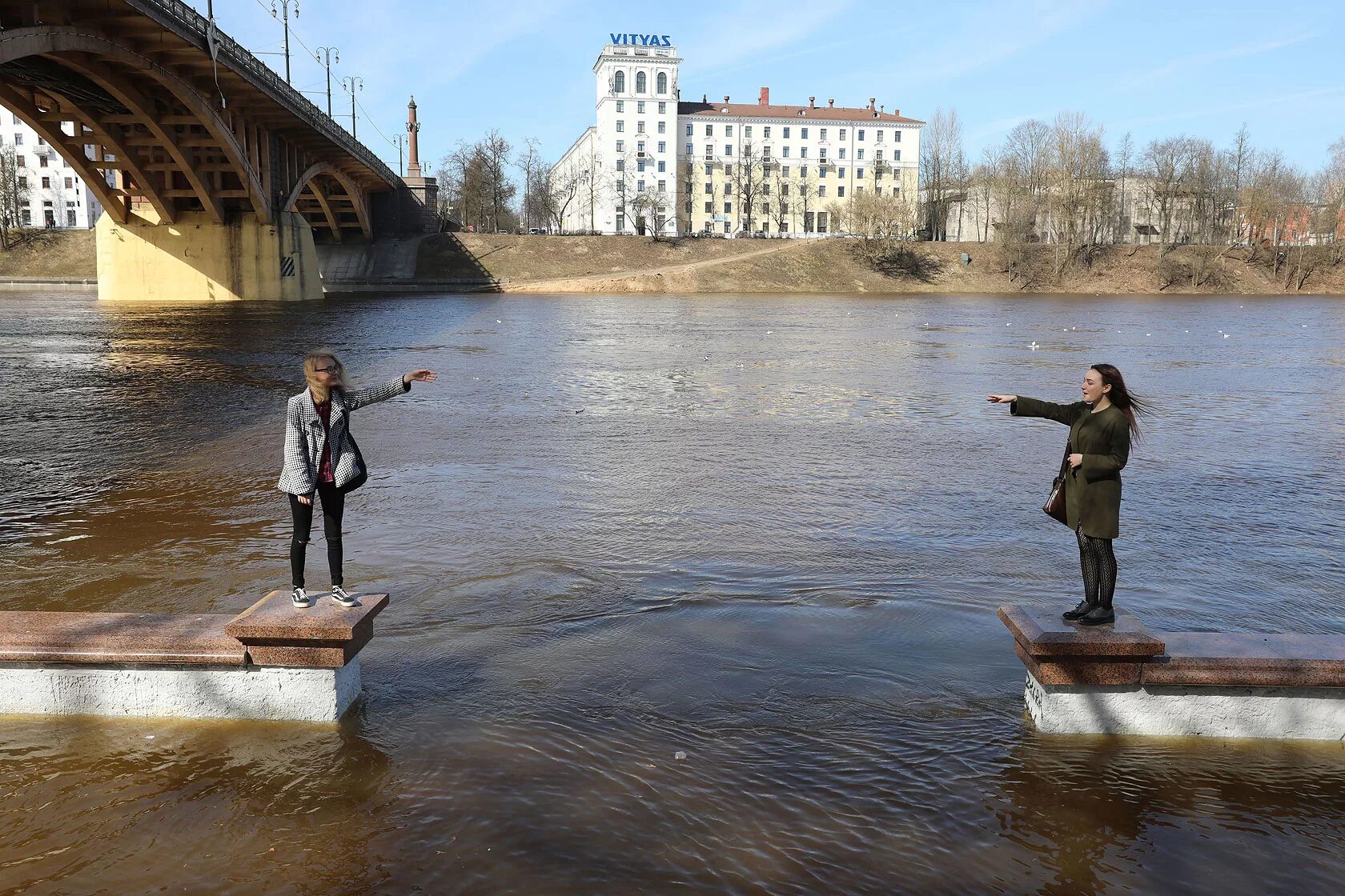 Фотографии как поднялся уровень реки Западная Двина. Вода в западной двине