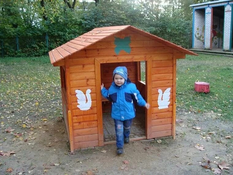 Каким должен быть дом для ребенка. Детский домик в саду. Домик на участок в детском саду. Детский домик на улице. Домик для детей из дерева в детском саду.