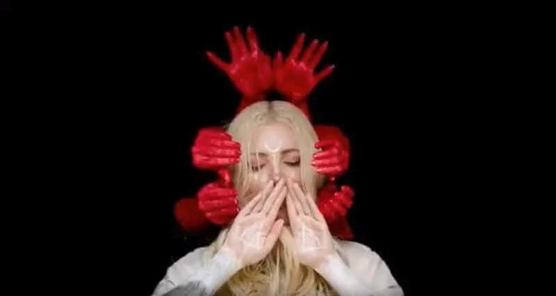 In this moment the in between. Мария бринк 2020. In this moment. In between группа. In this moment 2020.